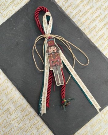 35  γουρι καρυοθραφτης (1)